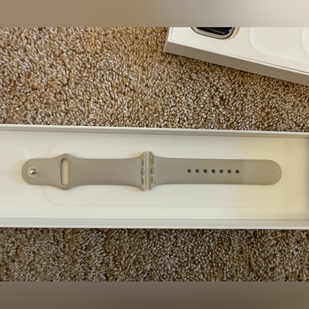 Apple Watch Series 8 41mm in Starlight Aluminum - Picture 5 of 11